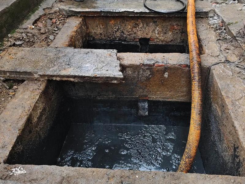 月牙湖清理化粪池